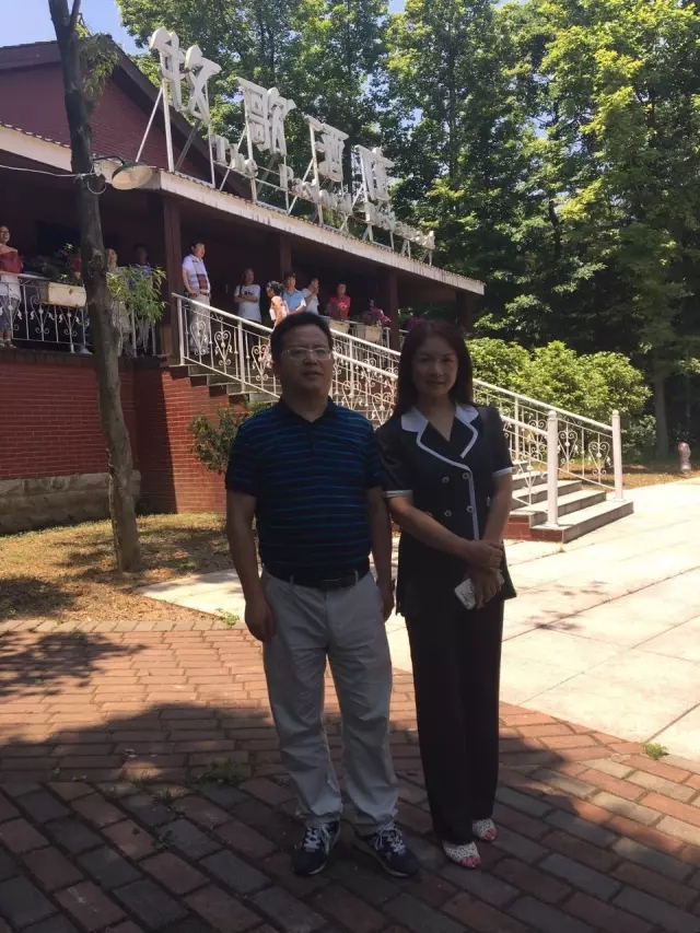 相子与千秀谷庄园主丁静合影